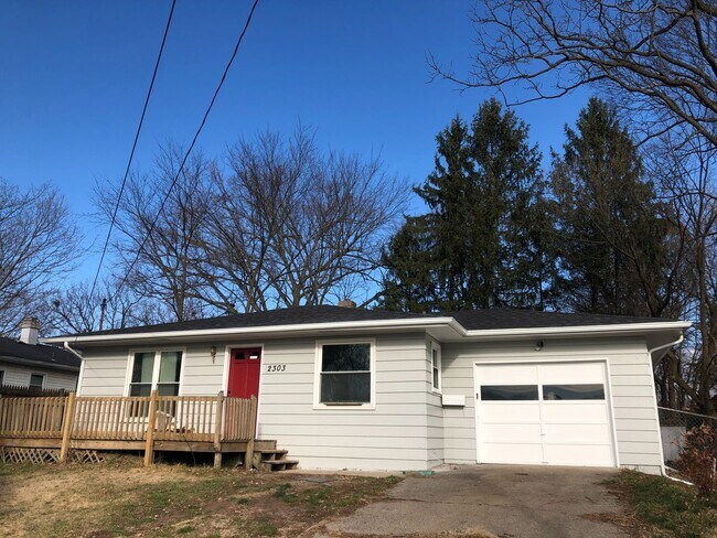 Building Photo - 2/1 Ranch Style Home