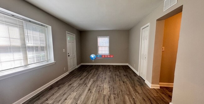 Photo - 430 Lindbergh Drive NE
