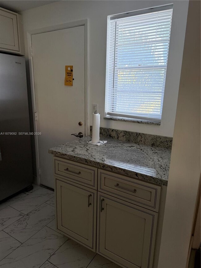 Photo - 901 NE 14th Ave Unidad 305