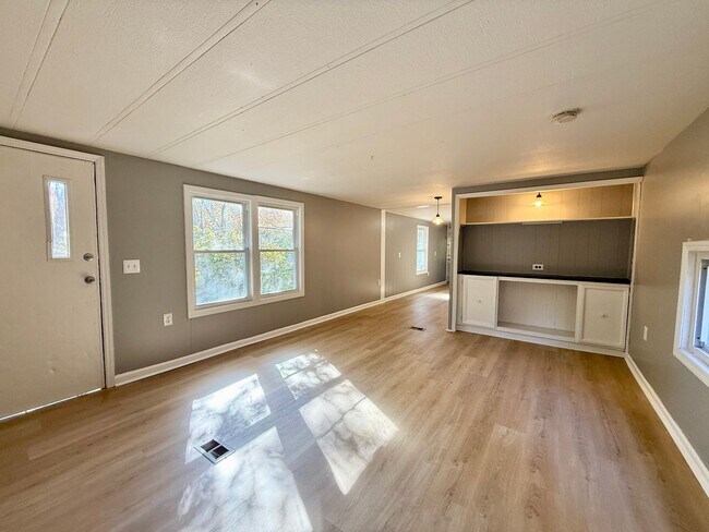 Photo - Spacious 2 bed, 1.5 bath Home FOR RENT in Commercial Twp $1500