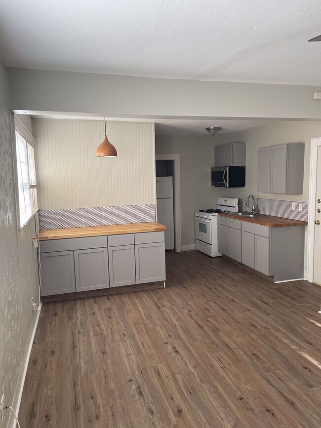 Building Photo - Upstairs 1/1 Historic Monte Vista Unit 1