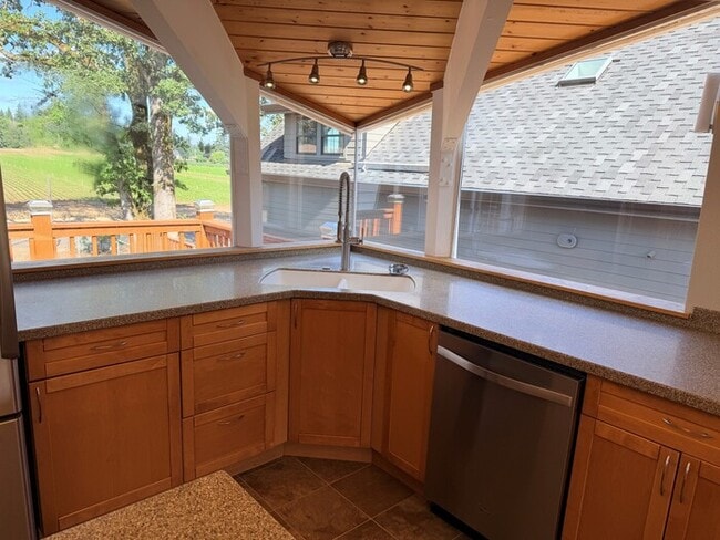 Spacious Home with Office, Studio, Workshop - Endless Possibilities!