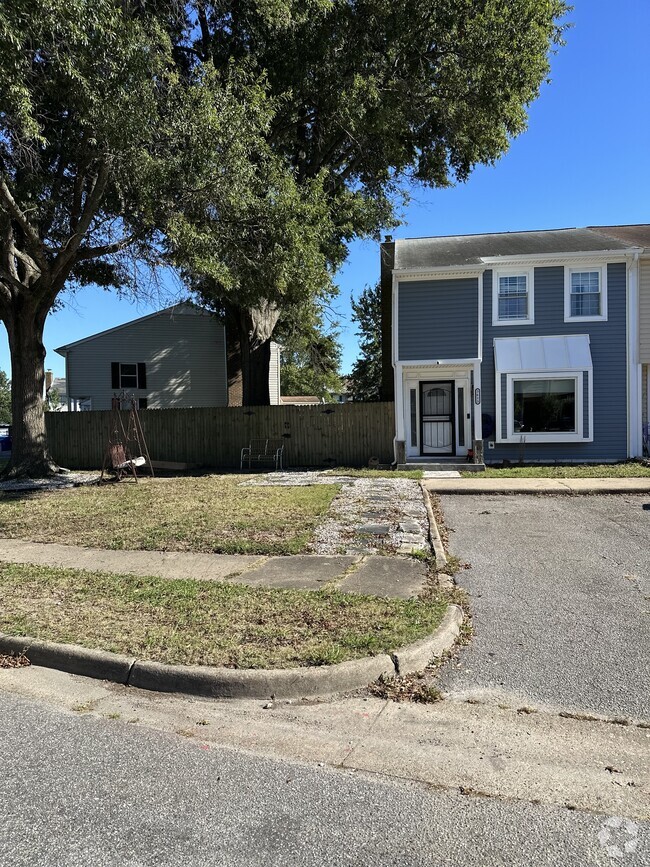 Corner townhouse, parking spaces, and side yard - 3613 Harbinger Rd Rental