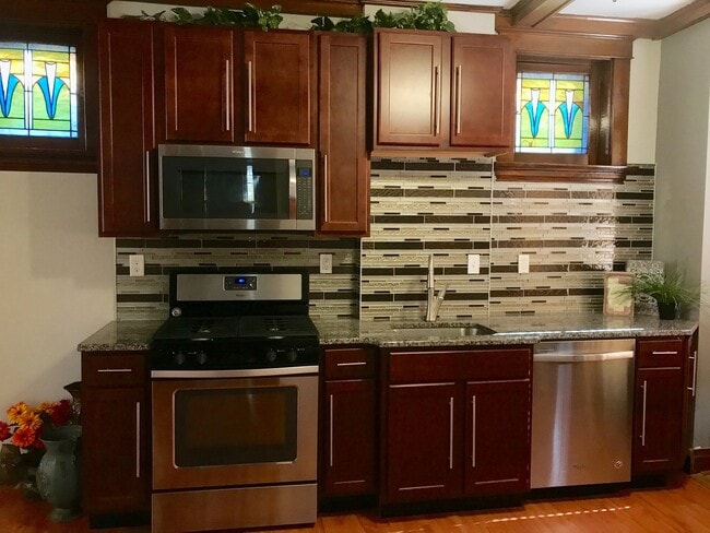 Building Photo - lovely renovated home