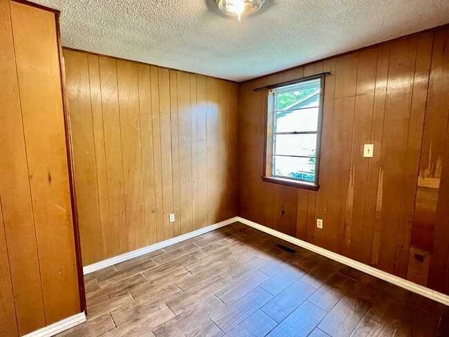 Photo - 619 W 3rd St