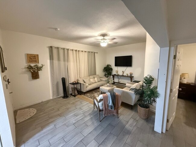 Living room - 214 N Horne