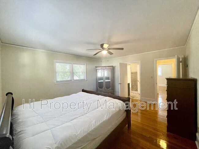 Photo - 137 W Main St