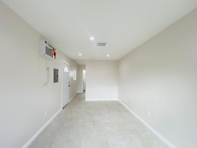 14210 Sylvan St Unit Studio