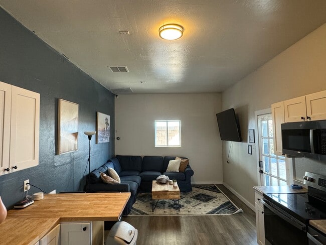 Building Photo - 938 E Amelia Ave Unit 3 Rental