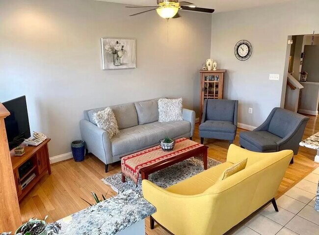 Photo - 826 Linfield Ter NE