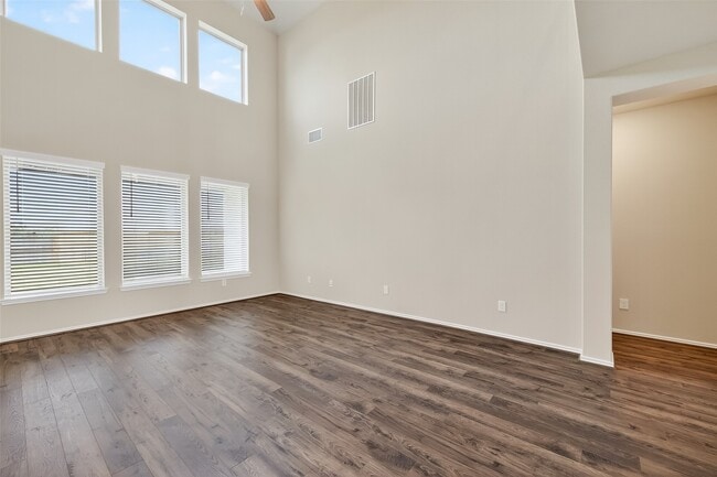 Photo - 411 Sunlit Vly Cir