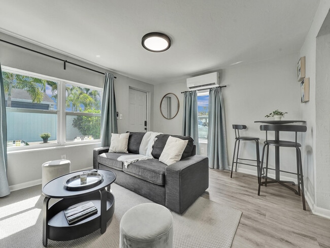 Photo - 717 SW 2nd Ct