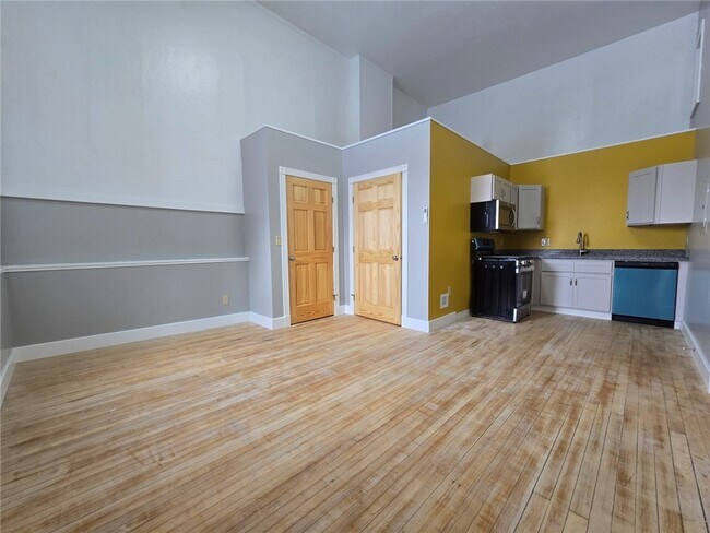 27 E Main St