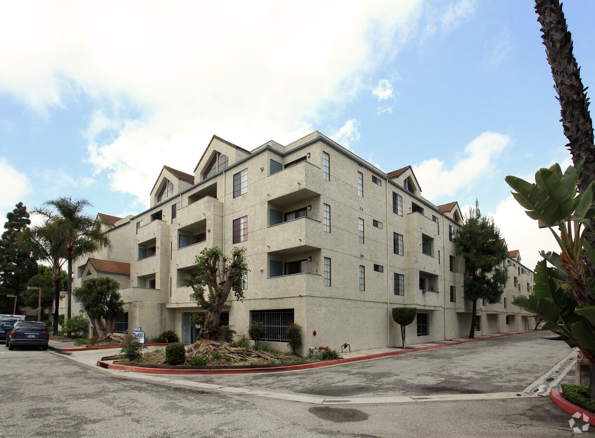945 W Carson St - Harbor Cove Apartments