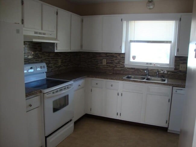 Photo - Four Bedroom Oakland Adjacent