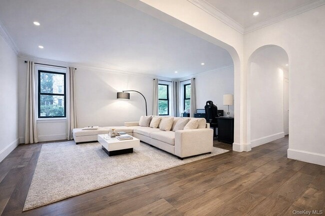 Building Photo - 3000 Valentine Ave Unit 2E