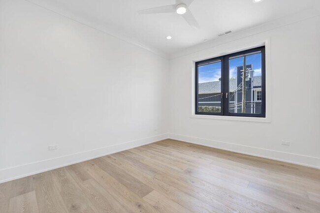 Building Photo - 3 bedroom in Chicago IL 60625 Unit 4W