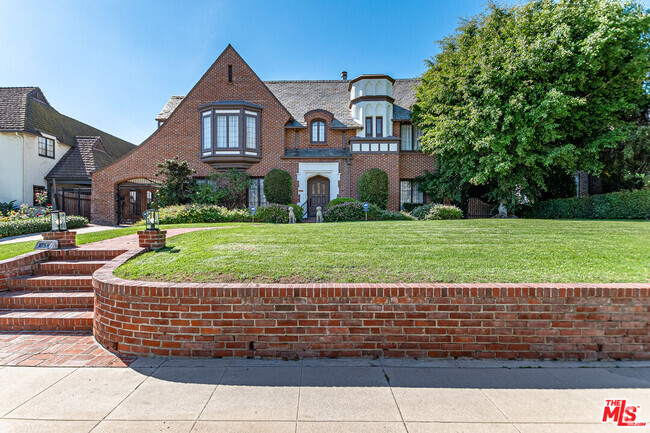 Building Photo - 165 N Las Palmas Ave Rental