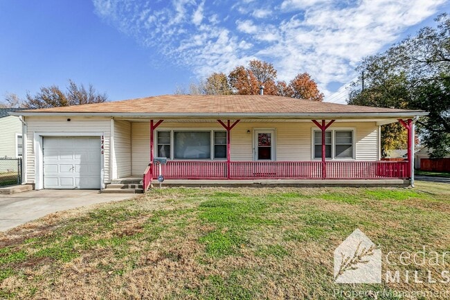 Building Photo - Spacious 3 bedroom - ready for move in!