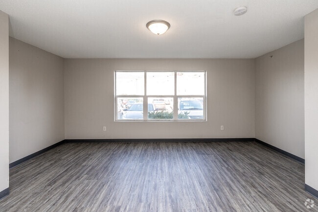 4 habitaciones, 2 baños - 1150 pies cuadrados - Sala de estar - Miller Avenue Estates