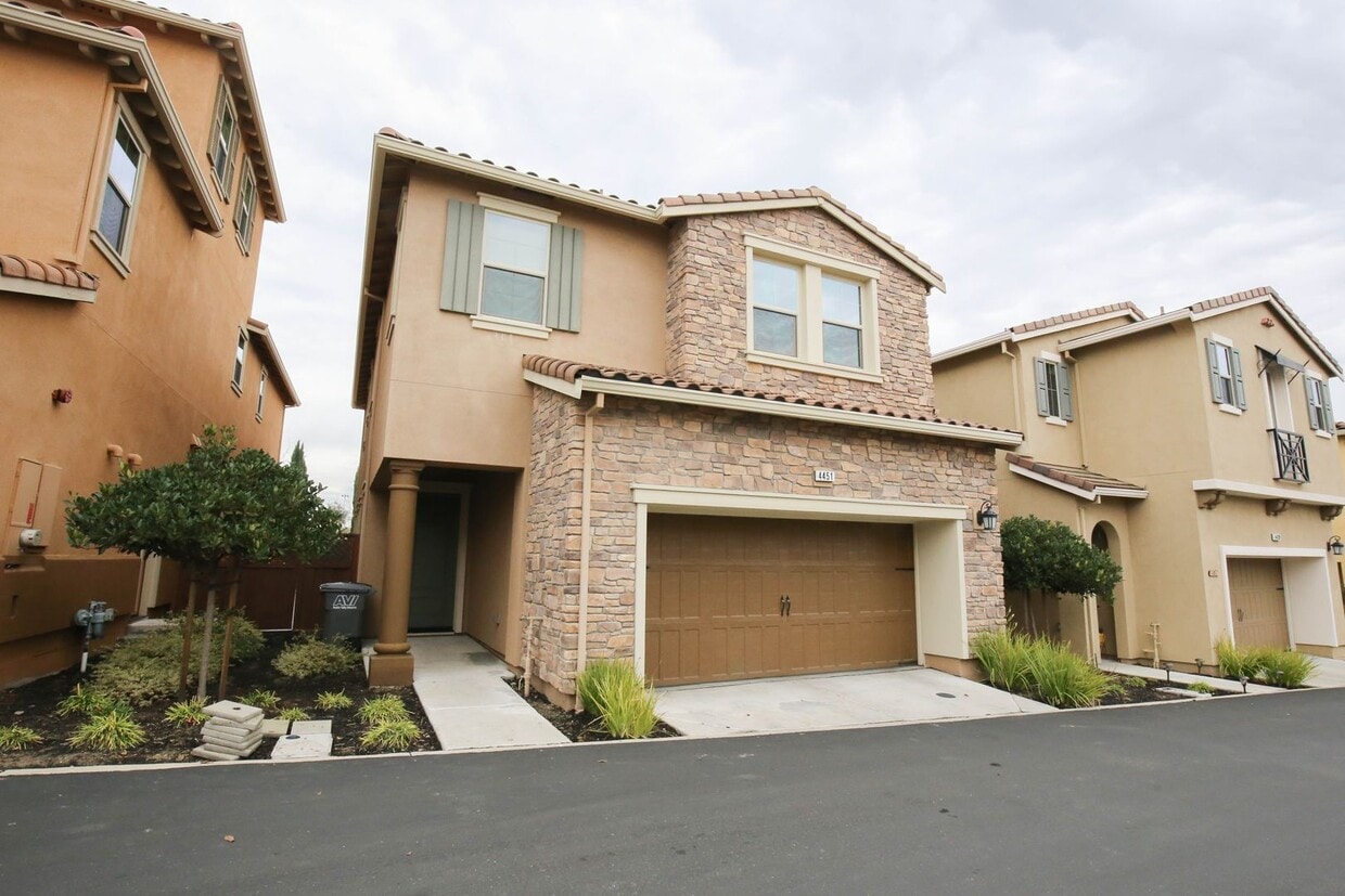 Single Family Home in Gated Community in D... - Single Family Home in Gated Community in D...