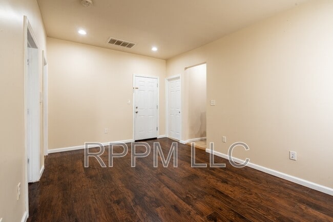 Photo - 467 Hawthorne Ave Unit 2