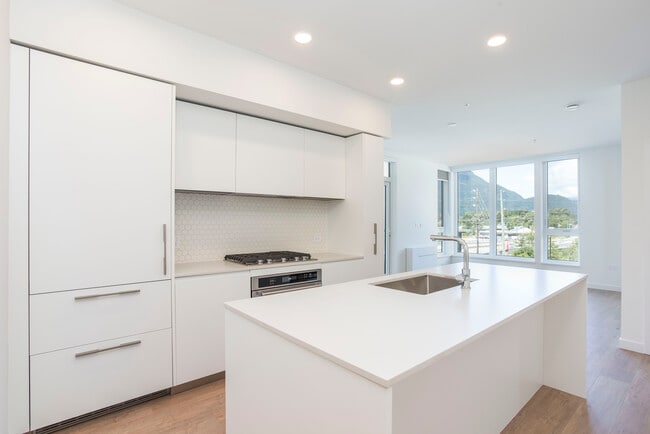 Photo - 303-1500 Scott Cres Unit 303