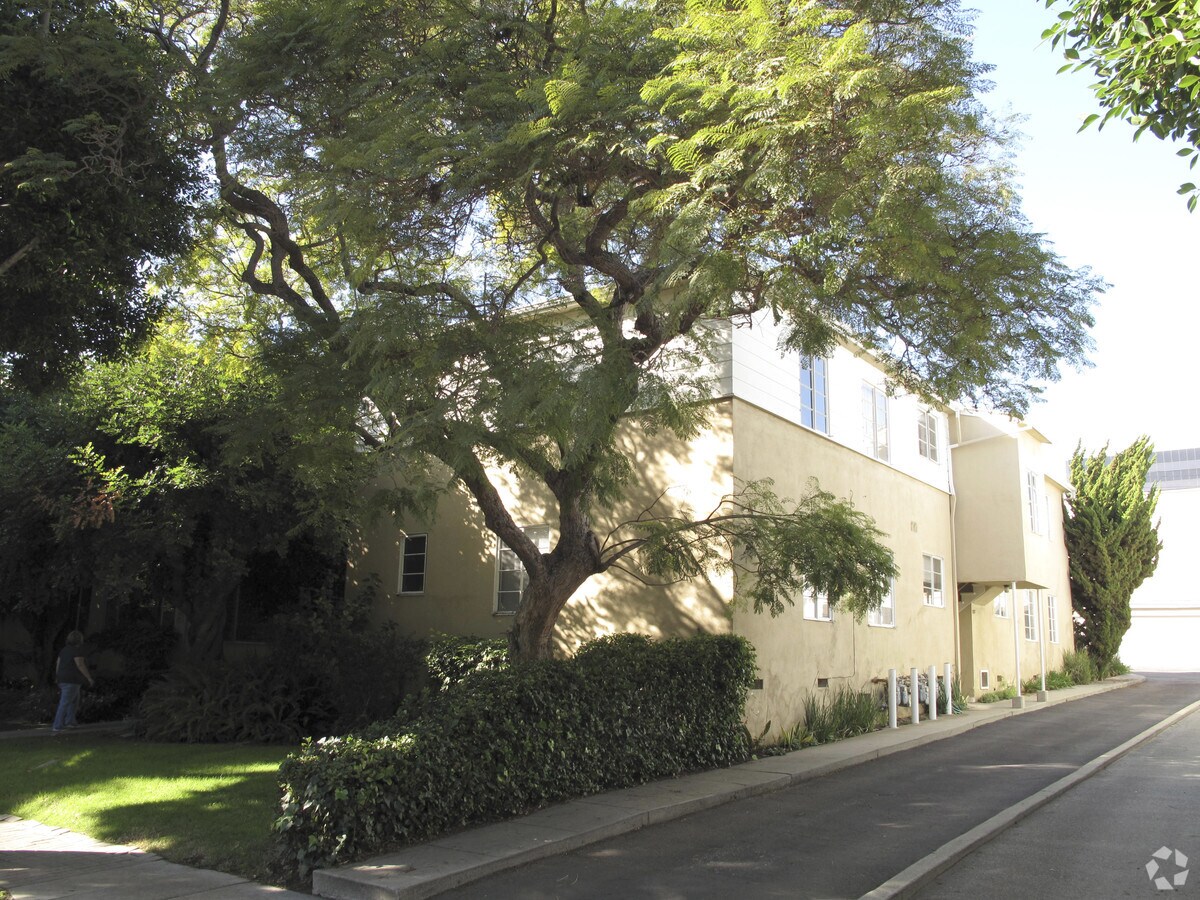 Photo - 2817 Arizona Ave Apartments