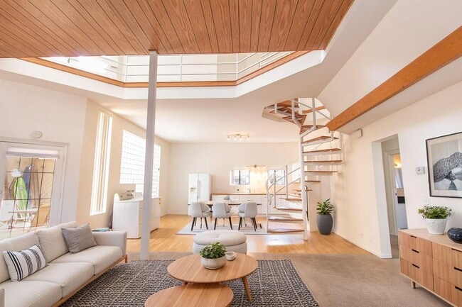 Building Photo - Loft-Like Unique 5 bed / 2 Bath Space with Lots of Character in Ocean Beach! Unit C