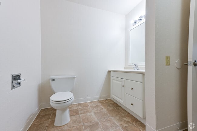 2BR, 2BA - 956SF - Primary Bathroom