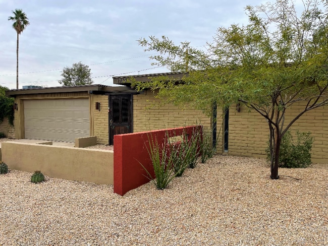 Building Photo - 3733 E Poinsettia Dr Rental