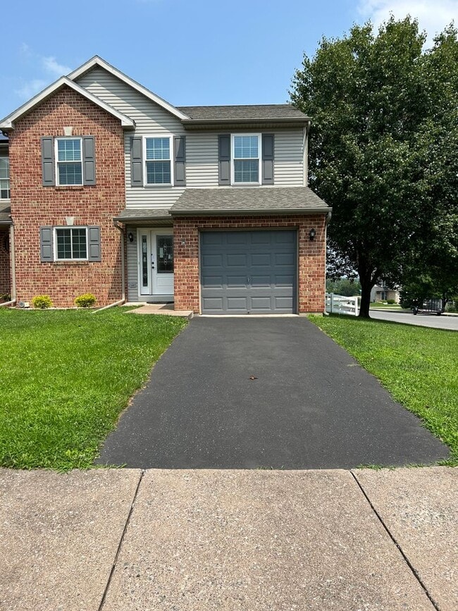 Building Photo - New Listing Alert! End unit Townhome in Pe...