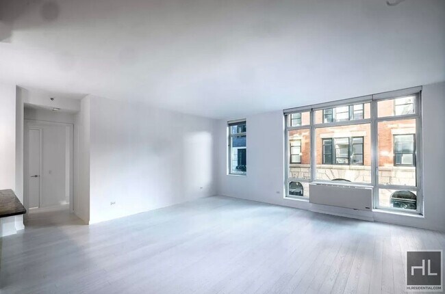 Photo - Wow! Entertainers Dream! Spacious 1 bedroo... Unidad 2E