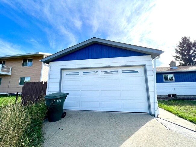 Photo - Pet Friendly 3 Bed 2 Bath Single Family Home With Large Garage!