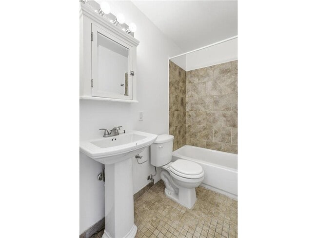 Building Photo - 2740 Pleasant Ave Unit 204