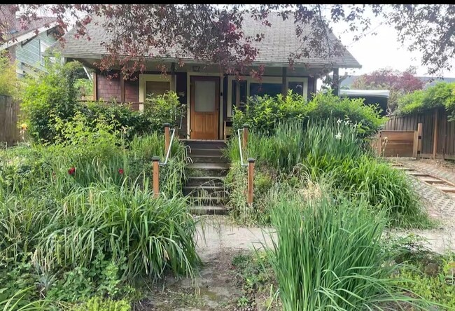 Building Photo - 3276 SE Grant St Unit Zen Den