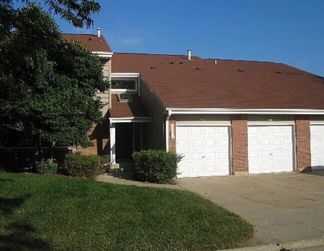 Building Photo - 995 Pine Tree Circle North Unit 995