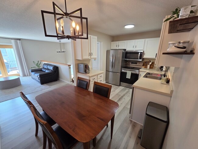 Photo - 301 Appleblossom Ln