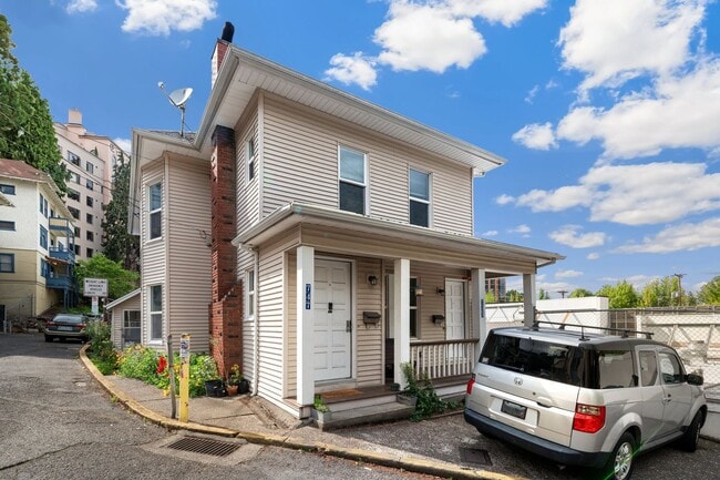Spacious 2nd floor two bedroom duplex - Spacious 2nd floor two bedroom duplex Townhome