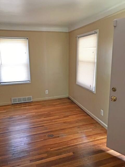 Photo - 16483 Manning St