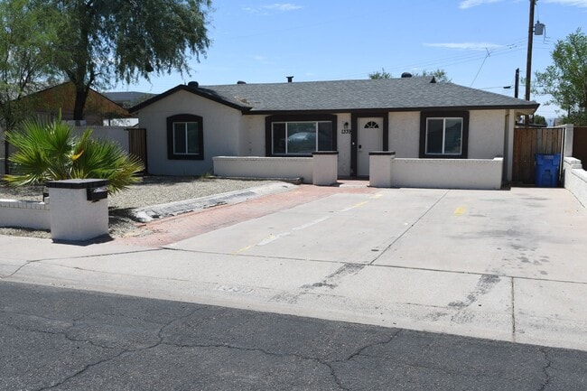 Building Photo - 1339 E Glenrosa Ave