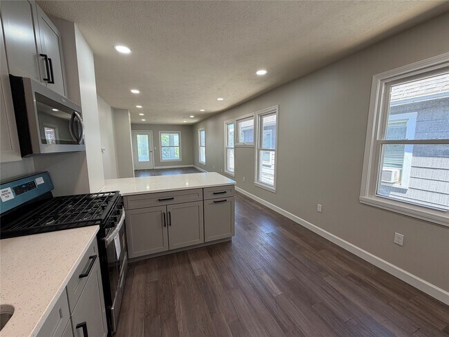 Photo - 121 W 24th St