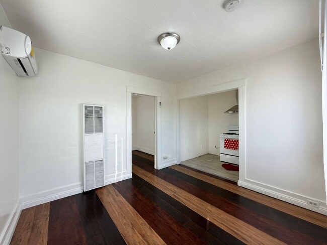 Building Photo - **2255 Linden Ave Long Beach** Downstairs 1 bedroom 1 bath !!2 weeks free OAC!! Unit 2255