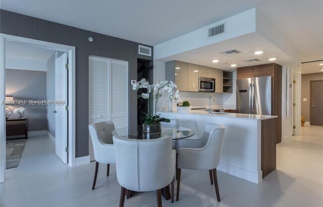 Building Photo - 9261 E Bay Harbor Dr Unit 303