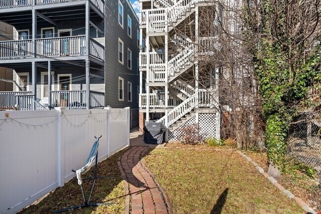 Building Photo - 673 E 2nd St Unit 1 Rental