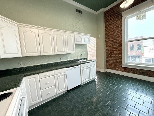 Photo - 126 W Main St