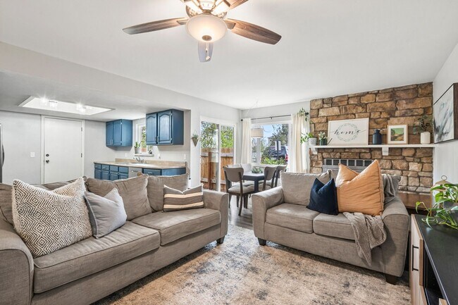 Building Photo - Spacious 3 Bedroom Townhouse-Style Condo N...