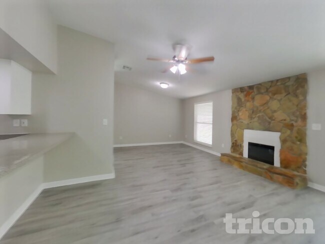 Photo - 3183 Bee St E