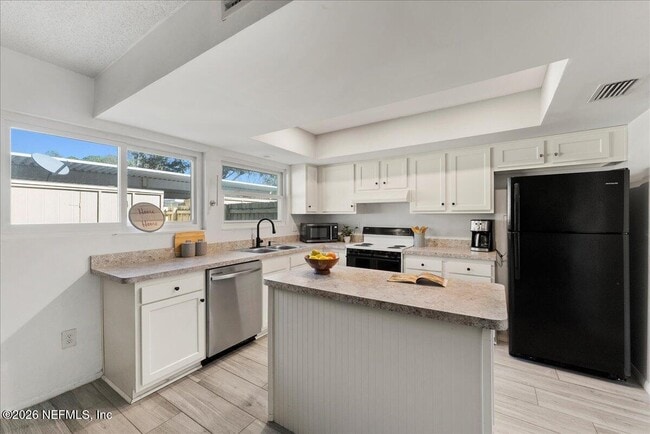 Photo - 8140 Sutton Pl N