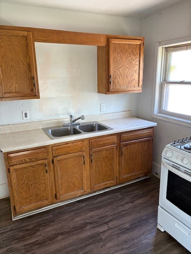 Building Photo - 408 Oak Ave Unit 408 Oak Ave - B